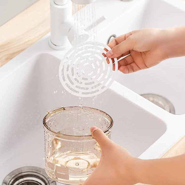 une boîte sous vide  avec passoire lavable
