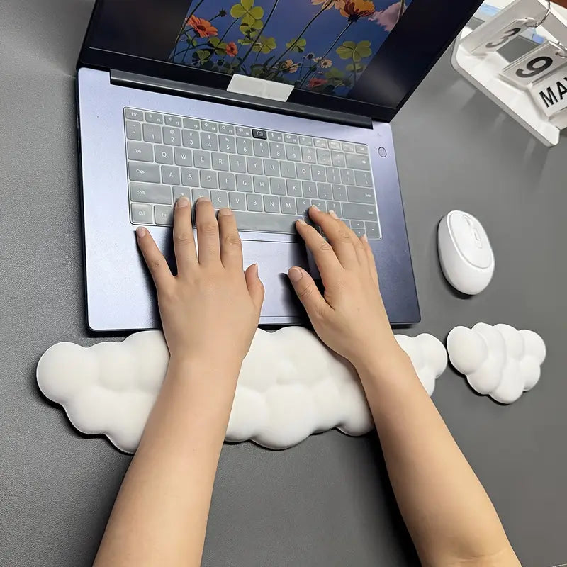 repose-main-blanc-nuage-confortable